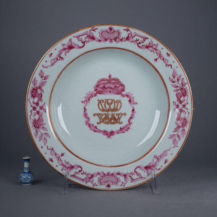 盘子 - Monogram Plate - Baronal Crown, with initials D(L?)(V?)(L?)D HMAMH (VD or DL family?) - Pink enamels - 瓷
