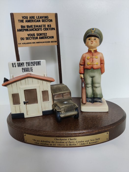 Figurine - Goebel - M.I Hummel - Checkpoint Charlie - Collector's Set - Porzellan