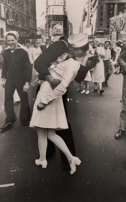 Alfred Eisenstaedt - V-J Day in Times Square, 1945.
