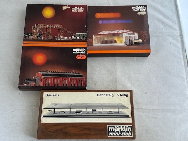 Märklin Z轨 - 8961, 8980, 8981, 8986 - 模型火车拼搭套件 (4) - 2个机车棚、一个站台和一座未建的人行天桥 - (9062) - DB