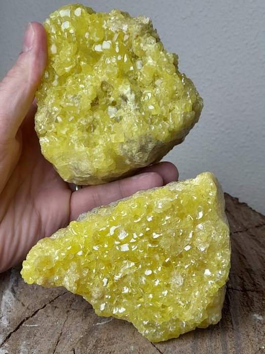 Dos grandes cristales de azufre raros (el azufre más codiciado y de color amarillo brillante) - Altura: 7 cm - Ancho: 7 cm- 1.03 kg - (2)