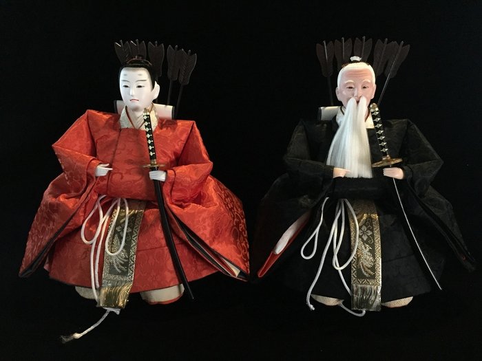 Set of 2 / Japanese Vintage HINA Doll Statue Samurai Man / 随身 ZUISHIN / Sword and Bow - Silke - Japan  (Utan reservationspris)