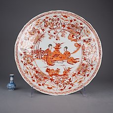 Bord – Two Go (Weiqi) Playing Ladies in Garden Landscape – Overglaze red and gold – Porselein