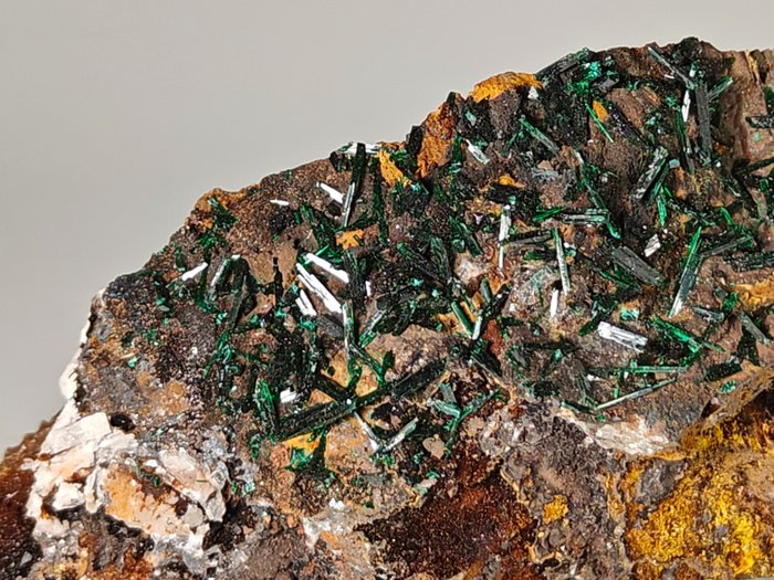 Brochantite Krystaller i indlejring - Højde: 8 cm - Bredde: 4 cm- 126 g