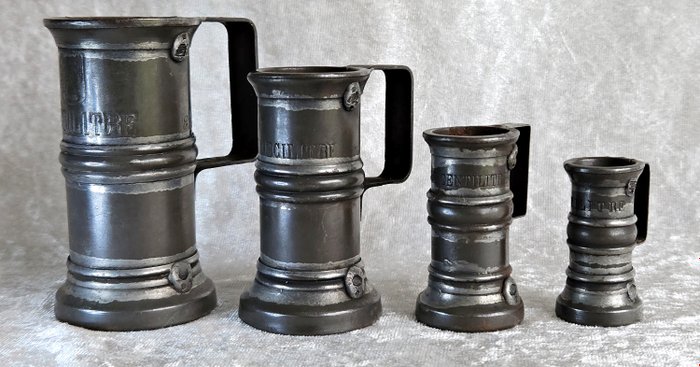 with original calibration marks and engraved with the letters E.M - Liquid measure (4) - Tin - 19th century