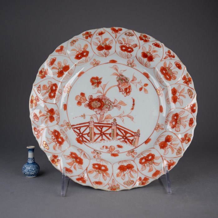 Assiette - Peony, Chrysanthemum and Grasses in Garden Landscape Overglaze red and gold - Porcelaine