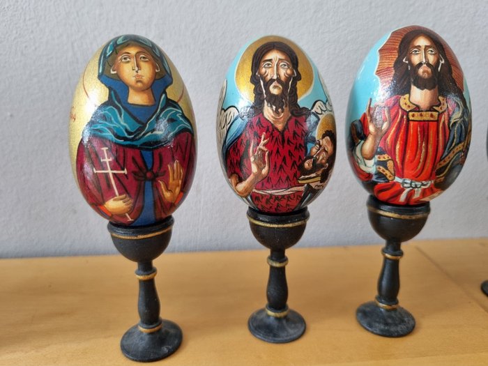 Set de trei oua din lemn pictate manual cu icoane din Bulgaria de Borislav Borissov - de lemn - 1980-1990