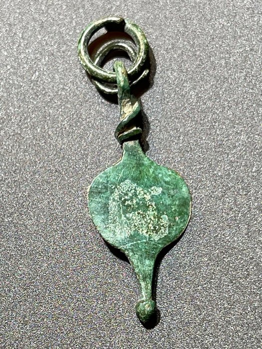 Keltisch Brons Draagbaar bladvormig amulet met een extra verlenglus en geweldige smaragdachtige patina. Met