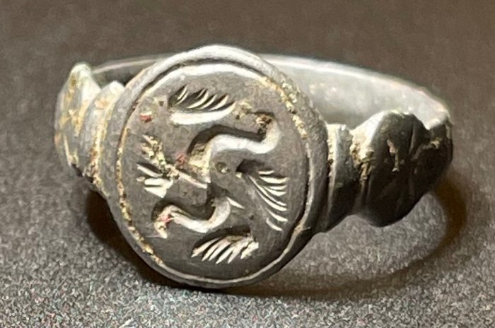Wikingerzeit Bronze Intakter Siegelring mit stilisierter Abbildung des geflügelten Drachen Fafnir. Mit österreichischer