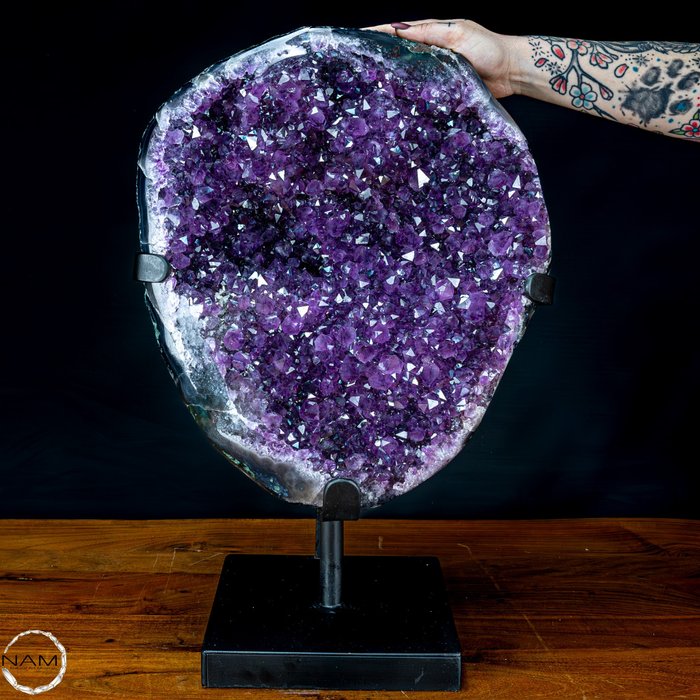 展台上天然优质紫水晶晶簇， 乌拉圭- 32746.57 g