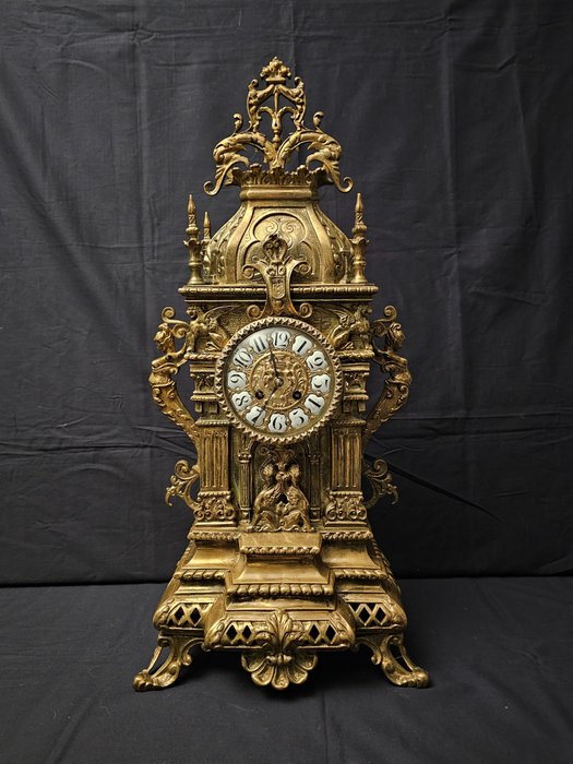 Horloge de table Gothique Bronze doré - 1850-1900