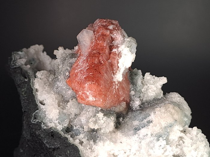 玉髓上的片辉石辉沸石 水晶矩晶体 - 高度: 11 cm - 宽度: 11 cm- 650 g