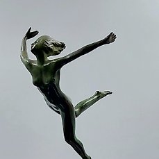G. Verhoef – Metaalgieterij Holland – sculptuur, Dansend vrouwelijk naakt – 20 cm – Brons, Marmer – 1930