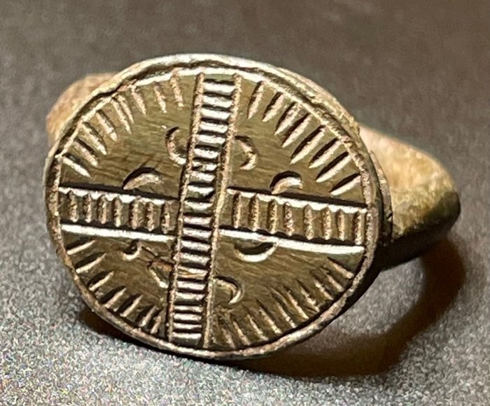 中世紀，十字軍時代 青銅色 具有像徵意義的戒指，帶有強大的放射狀十字架，狀況極佳。奧地利出口