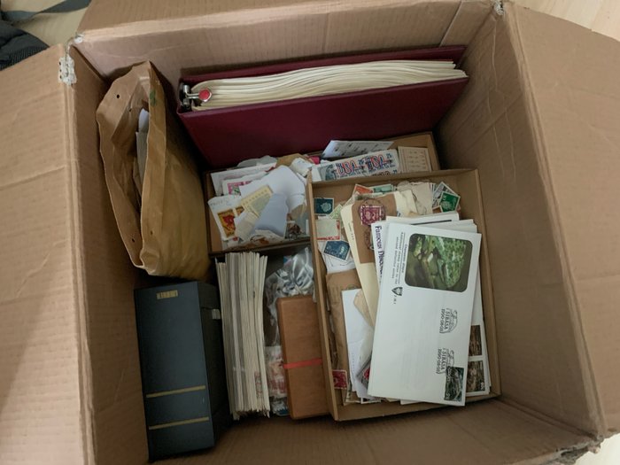 Κόσμος  - από τον ελεύθερο χώρο ενός διαμερίσματος: κουτί έκπληξη με πολλά κουτιά, άλμπουμ και φύλλα χαρτιού