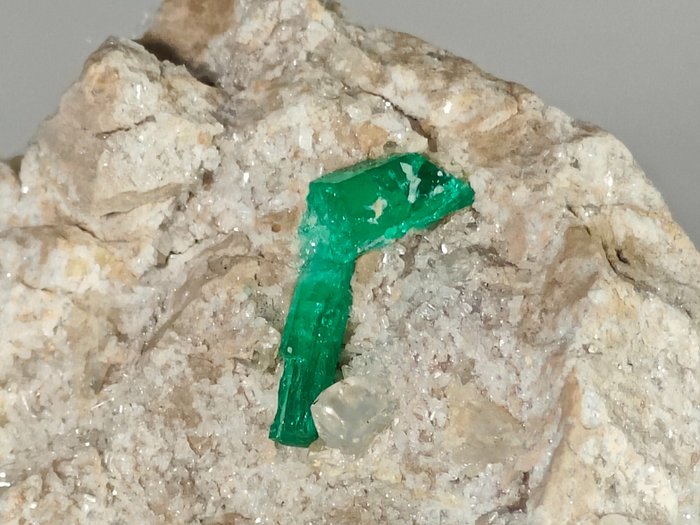 钠长石上的祖母绿 - 高度: 5 cm - 宽度: 3 cm- 60 g