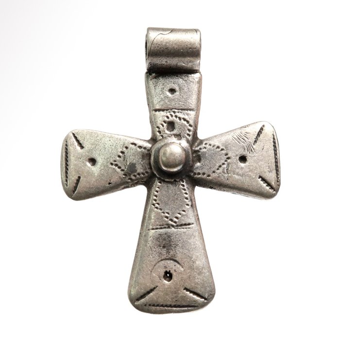 維京時代 銀 帶有沖孔和雕刻裝飾的十字架