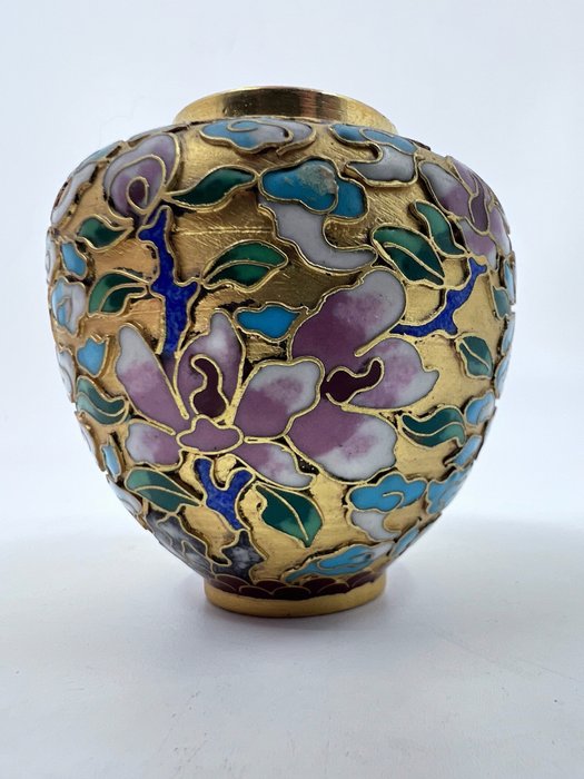 Vase  - Steingut-Cloissoné, verziert mit floralen und farbenfrohen Emaille-Elementen