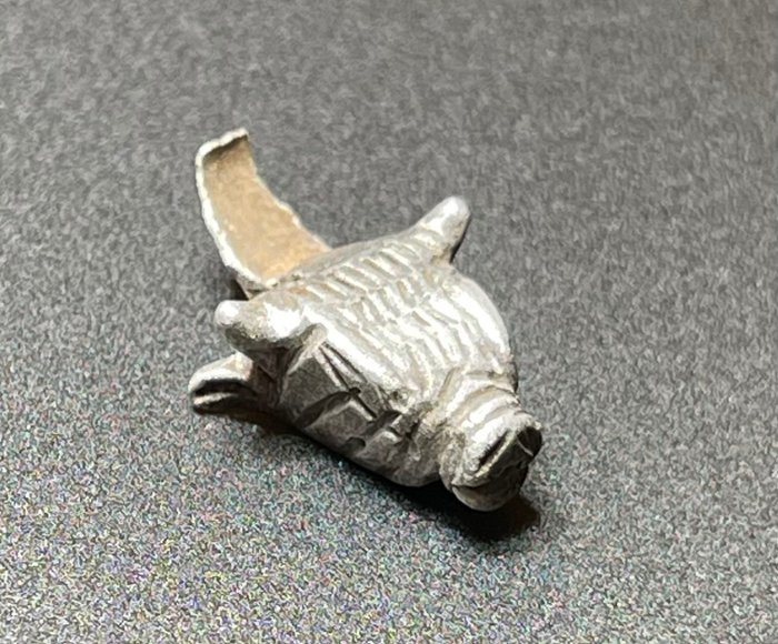 Römisches Reich Silber Sehr seltenes und schön verziertes Amulett in Form eines Stierkopfes. Mit österreichischer
