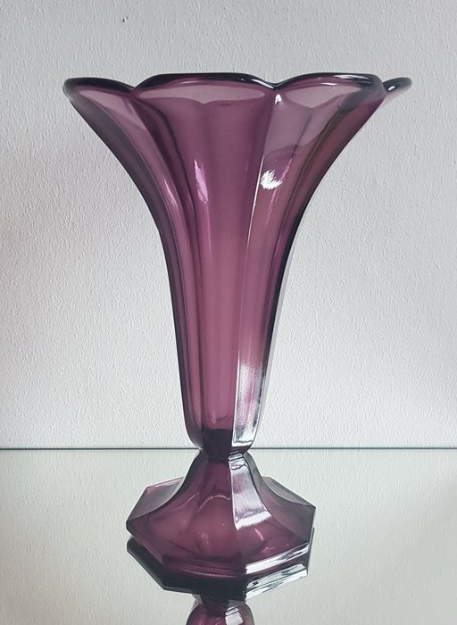 Rudolfova Hut (Rudolfshütte) - Josef Inwald - Vase -  Große Art-Deco-Vase mit breitem Kelch in seltener Auberginefarbe • 1930er Jahre  - Glas