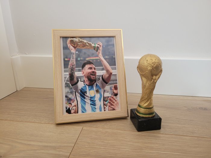 Trofeo Coppa del Mondo FIFA + Box Leo Messi (Qatar 2022) 