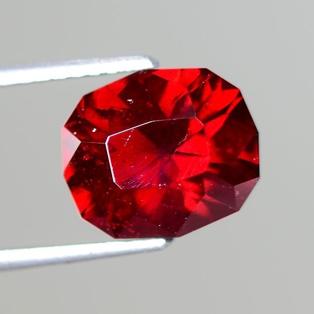 Rot Spinell - 7.30 ct
