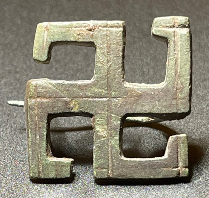 Römisches Reich Bronze Außergewöhnlich gut erhaltene Brosche in Form eines Hakenkreuzes. Mit österreichischer Exportlizenz.