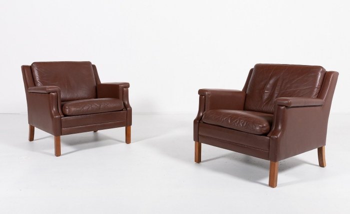 Armchair - A pair of leather armchairs