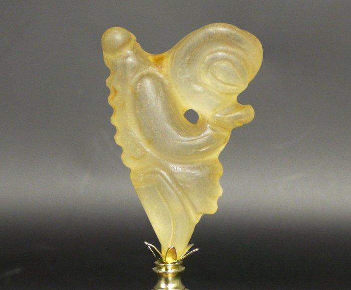 Figurine - Hongshan Cultuur Goud Tektiet Figuur van Dubbel Wezen met Schedel - Naturglas