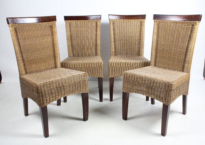 Krzesło - Cztery krzesła - drewniane, tkane z wikliny