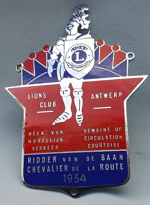 Jelvény - Geëmailleerde Grille Badge - Lions Club Antwerp - 1954 - Belgium - 20. század közepe (2. világháború)