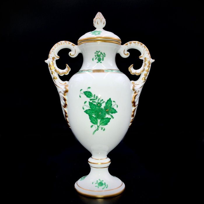 Herend - Artwork Amphora with Lid - "Chinese Bouquet Apponyi Green" - Vase  - Håndmalt porselen