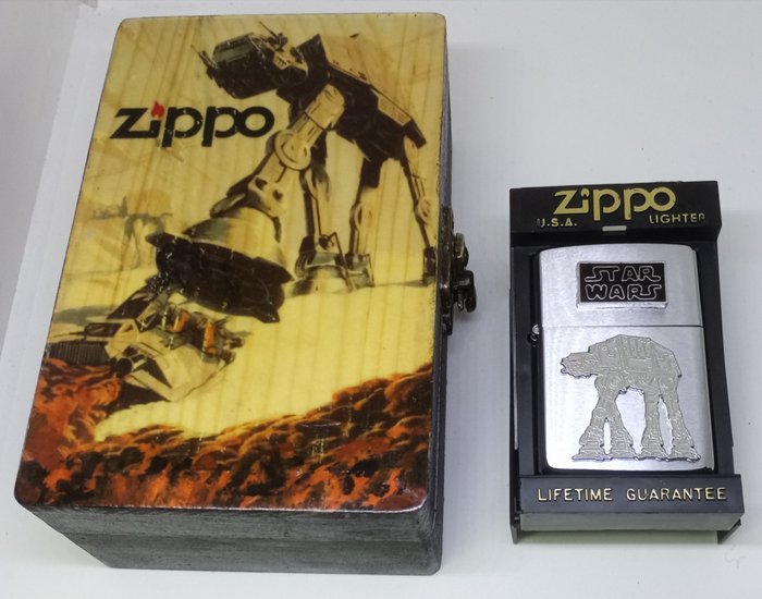 Zippo - Isqueiro - "AT-AT WALKER, Star Wars" em caixa de madeira. Novo. Exclusivo.