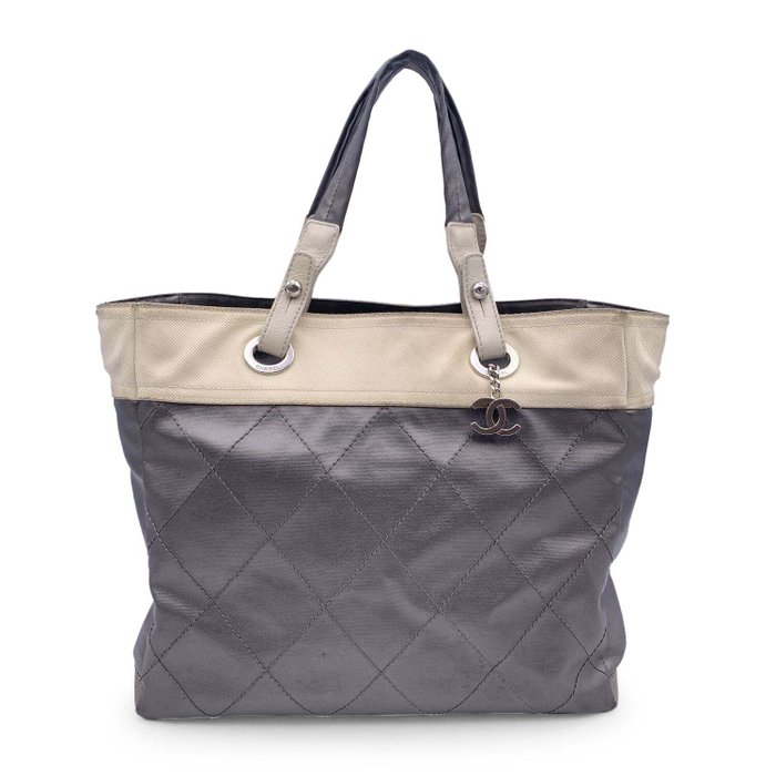 Chanel - Gray Metallic Quilted Canvas Biarritz 手提袋