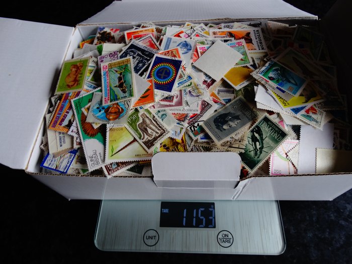 Mondo  - scatola da 1,1 kg contenente migliaia di francobolli senza carta, comprendenti tantissime tematiche