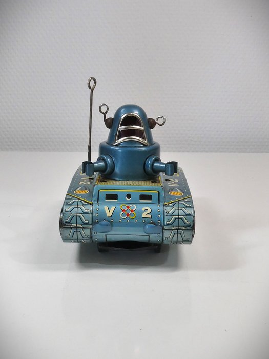 Yoshiya / KO-toys (Japan) #  - Carro de lata 1950's "Robby the Robot" V-2 Space Tank, battery operated.
