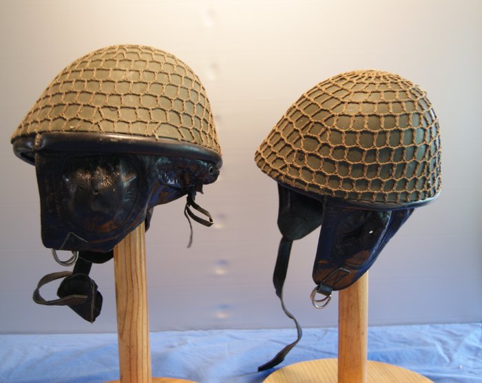 Rumanía - 2 para cascos del ejército rumano, con red para casco. - Casco militar