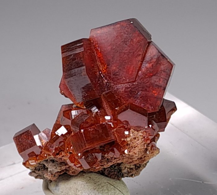 „a vörös ördög” Nagy kristályok akár 2 cm-es vanadinitig - Magasság: 3 cm - Szélesség: 3 cm- 36 g