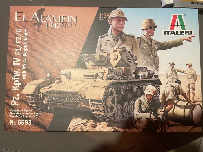 Italeri, Tamiya - Model military vehicle - Lotto Militare con soldatini, libri e cappelli