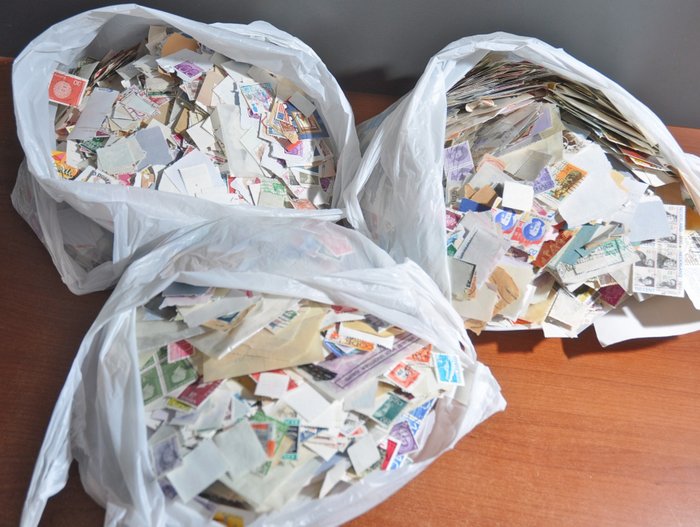 Lumea  - Lot mare de 1000 de timbre de la clasic la modern, cu și fără hârtie în 3 pungi pline