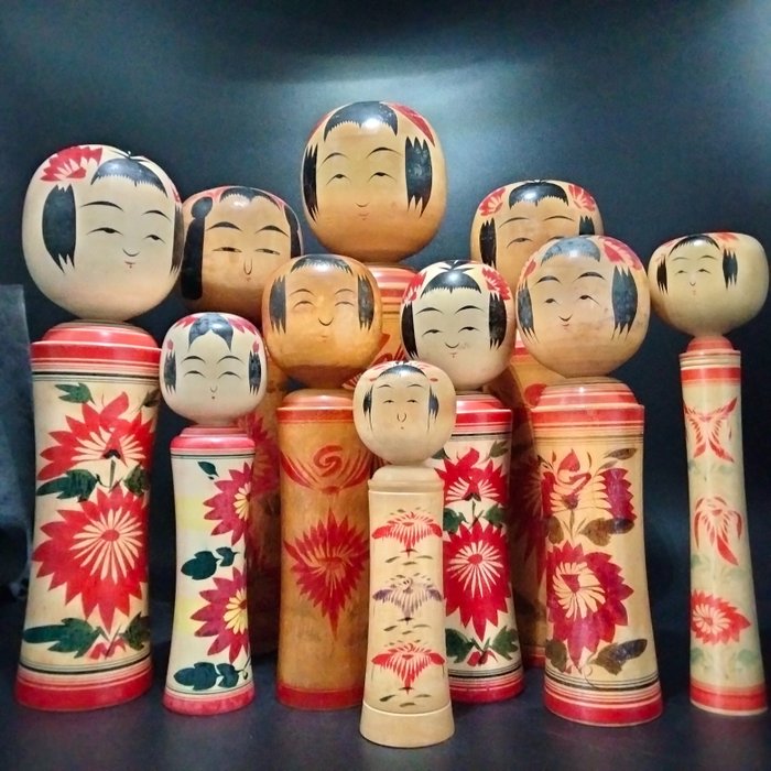 Figurin (10) - Trä, Tio traditionella kokeshi i olika stilar och storlekar (36cm-18cm)