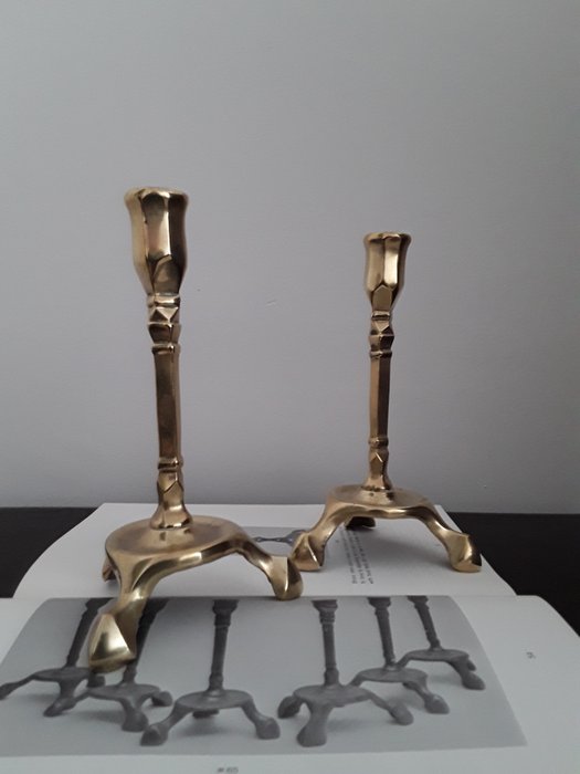 Kerzenhalter (2) - Seltenes Paar dreibeiniger Kerzenleuchter aus Messing aus dem 18. Jahrhundert