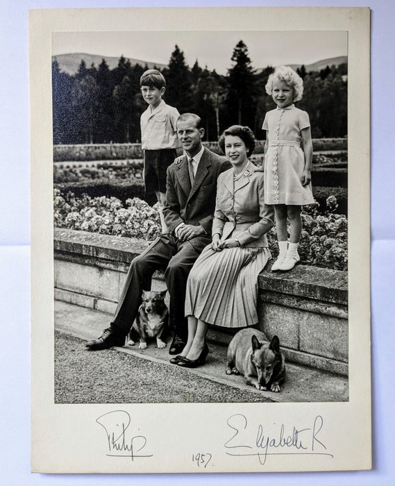 Dokument - Elizabeth II & Prince Philip - Portrait de la famille royale signé par Elisabeth II et le Prince Philip - 1957