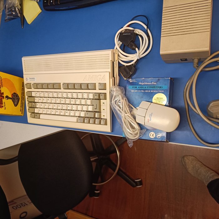 Commodore Amiga A600HD completey recapped with 10 mb and CF-card built in with many games - Ordenador
