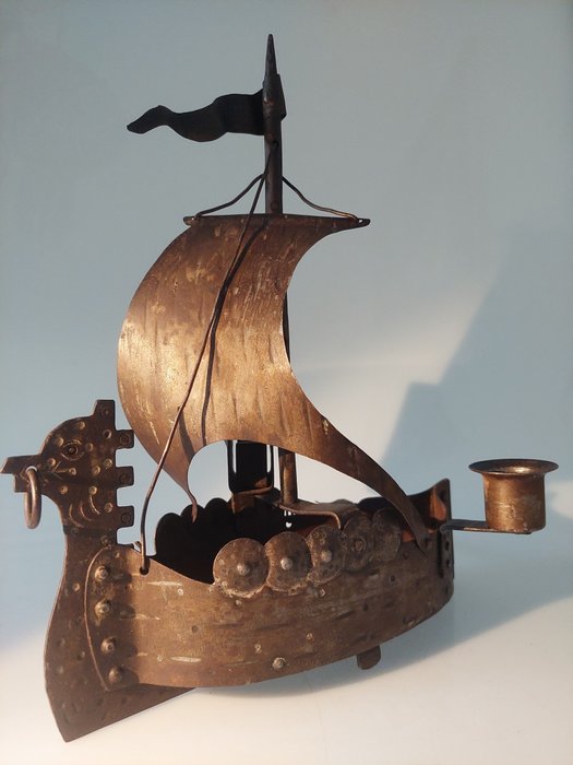 船模 - Viking schip, Arts& Crafts - 除了装饰性之外，该物品最初是一个带有蜡烛和火柴架的烟灰缸。