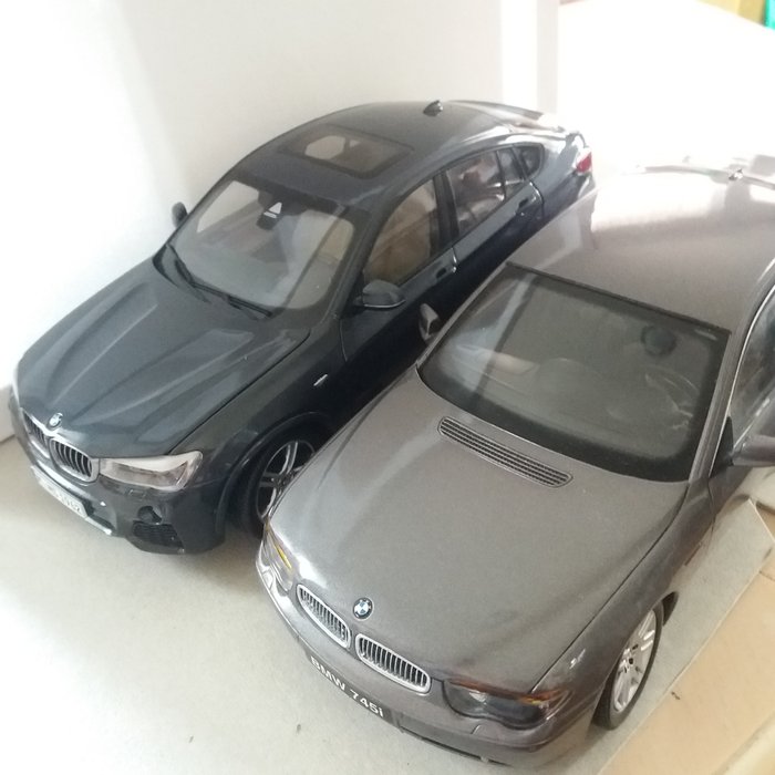 1:18 - 模型汽车 - BMW x4 en BMW 745i - 一辆 BMW x4 深灰色车牌 M MS 1962 + 一辆宝马金属灰 no.745i