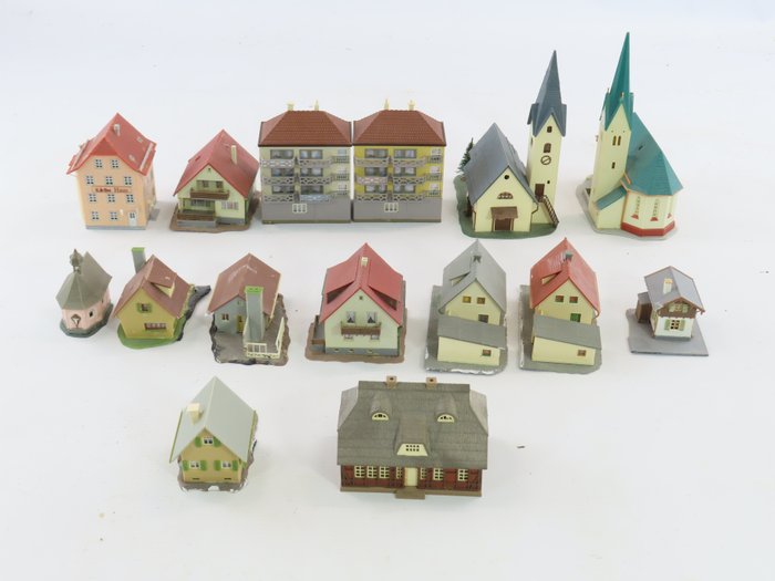 Faller, Kibri N - Modellbahngebäude (15) - 13x Wohnhäuser und 2x Dorfkirche