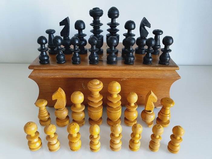 Zestaw figur szachowych: ręcznie rzeźbione figury szachowe w dużym intarsjowanym pudełku - Zestaw szachowy - Drewno