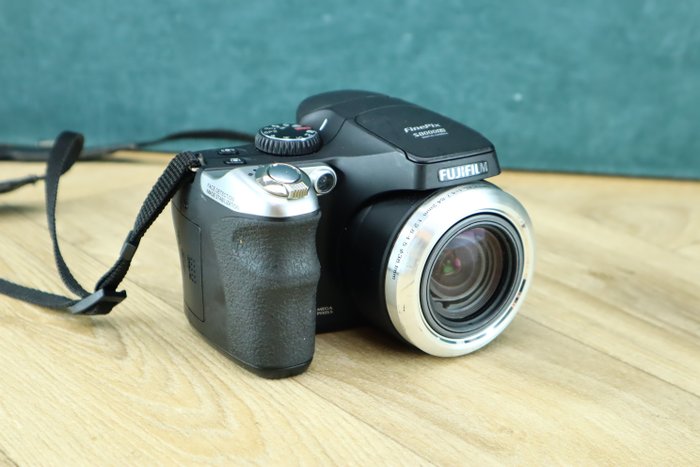 Fuji Film FinePix S8000 FD | Fujinon zoom lens f=4.7-84.2mm 1:2.8-4.5 Hybrididigikamera