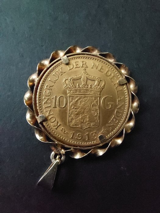Hollandia. Wilhelmina (1890-1948). 10 Gulden 1913 munt met omlijsting van 14 karaat goud